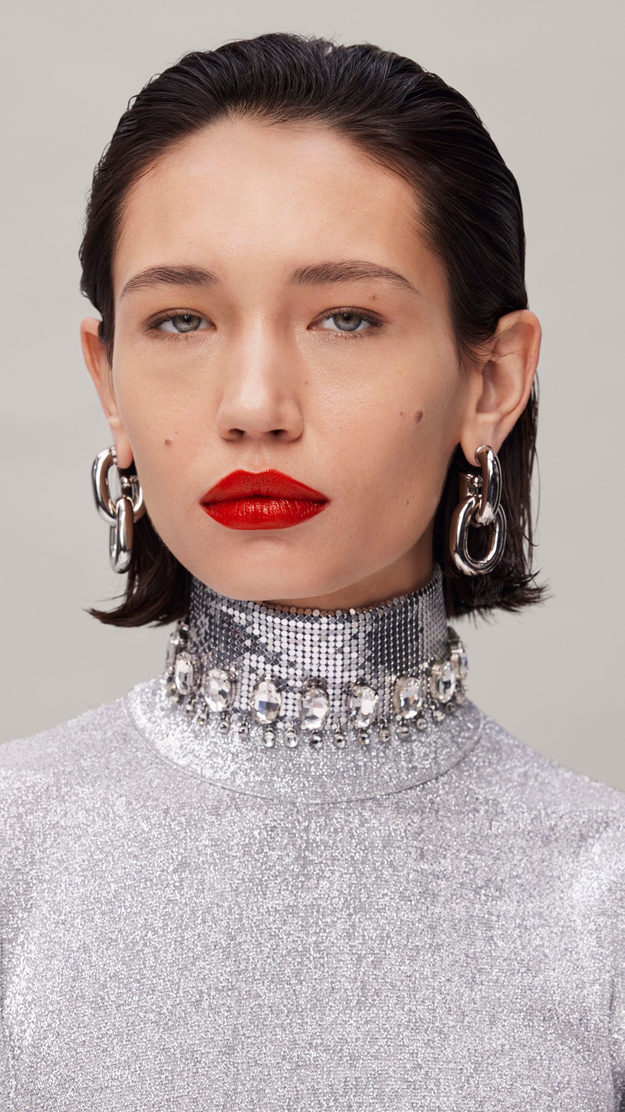 RABANNE_CONTENT_FACTORY_ROUGERABANNE_DRAMA_LIPS_GLASSY_PURE_PIGMENTS_636_RED_SEAL_ATTITUTE_NATE_9x16_030_02.jpg